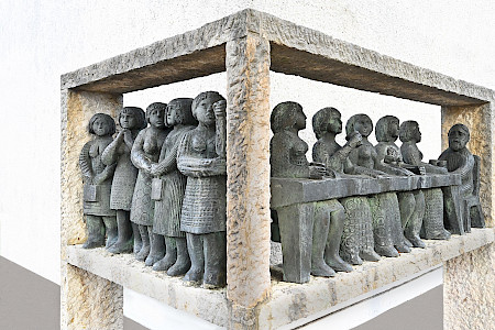 Törichte und kluge Jungfrauen, Bronze/Kalksteinrahmen, 1976 © Fondation Moilliet
